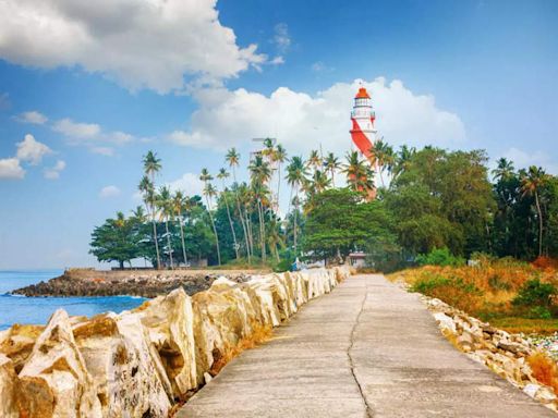 How to reach Kollam in Kerala from Delhi?