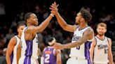 Fox hace 28 de 34 puntos en la 2da mitad, Kings doblegan 114-106 a Suns