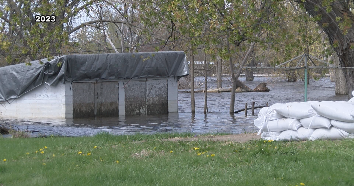 People along the Mississippi River brace for flooding