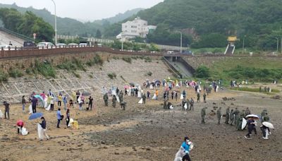 響應國家海洋日 400軍民雨中馬祖南竿淨灘