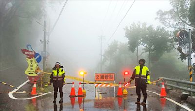 屏縣東港水漫街頭 山區封路