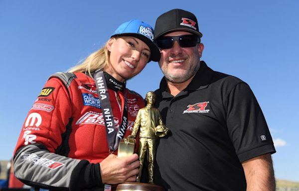 Tony Stewart announces wife Leah Pruett is expecting their first child