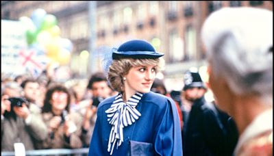 Lady Diana : un look iconique de la princesse recréé de la tête aux pieds par une star de la chanson