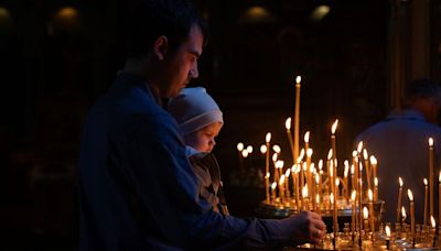 Soldados ucranianos celebran la Pascua en el frente de batalla