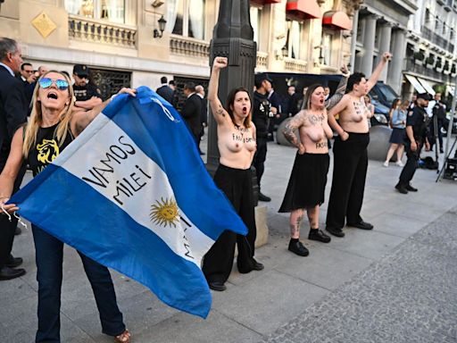 Activistas de Femen protestan ante la presencia de Javier Milei en Madrid