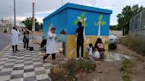 Alumnos de la Escuela de Arte dan color a Cuenca pintando sus muros grises