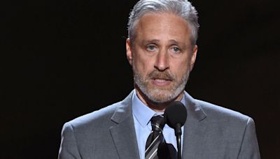 Jon Stewart’s Stunned Reaction At New York Knicks Game Is An Instant Meme