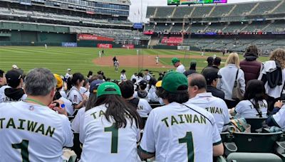 獨家／擠爆！黃仁勳開球嗨翻MLB球場 超親民簽名合照問候台灣：大家好