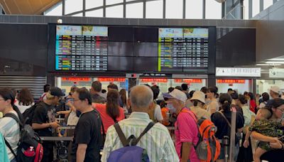 影／大雨土石流亂東部交通 旅客擠爆花蓮車站急問「何時通？」