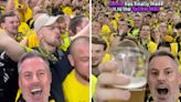Jamie Carragher se infiltra en el 'muro amarillo' del Dortmund... ¿y la cerveza le pasa factura?
