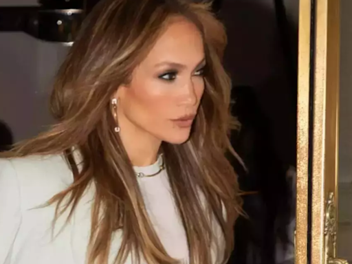 Jennifer Lopez spotted without wedding ring amid rumors of divorce with Ben Affleck | English Movie News - Times of India