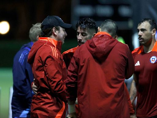 En la previa del crucial duelo con Canadá: Nicolás Massú acude al entrenamiento de la Roja para realizar una arenga - La Tercera