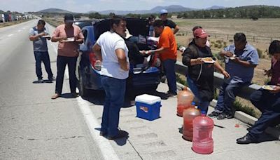 Cumple 2 días bloqueo en Arco Norte; pobladores llevan tortas, fruta y agua a choferes