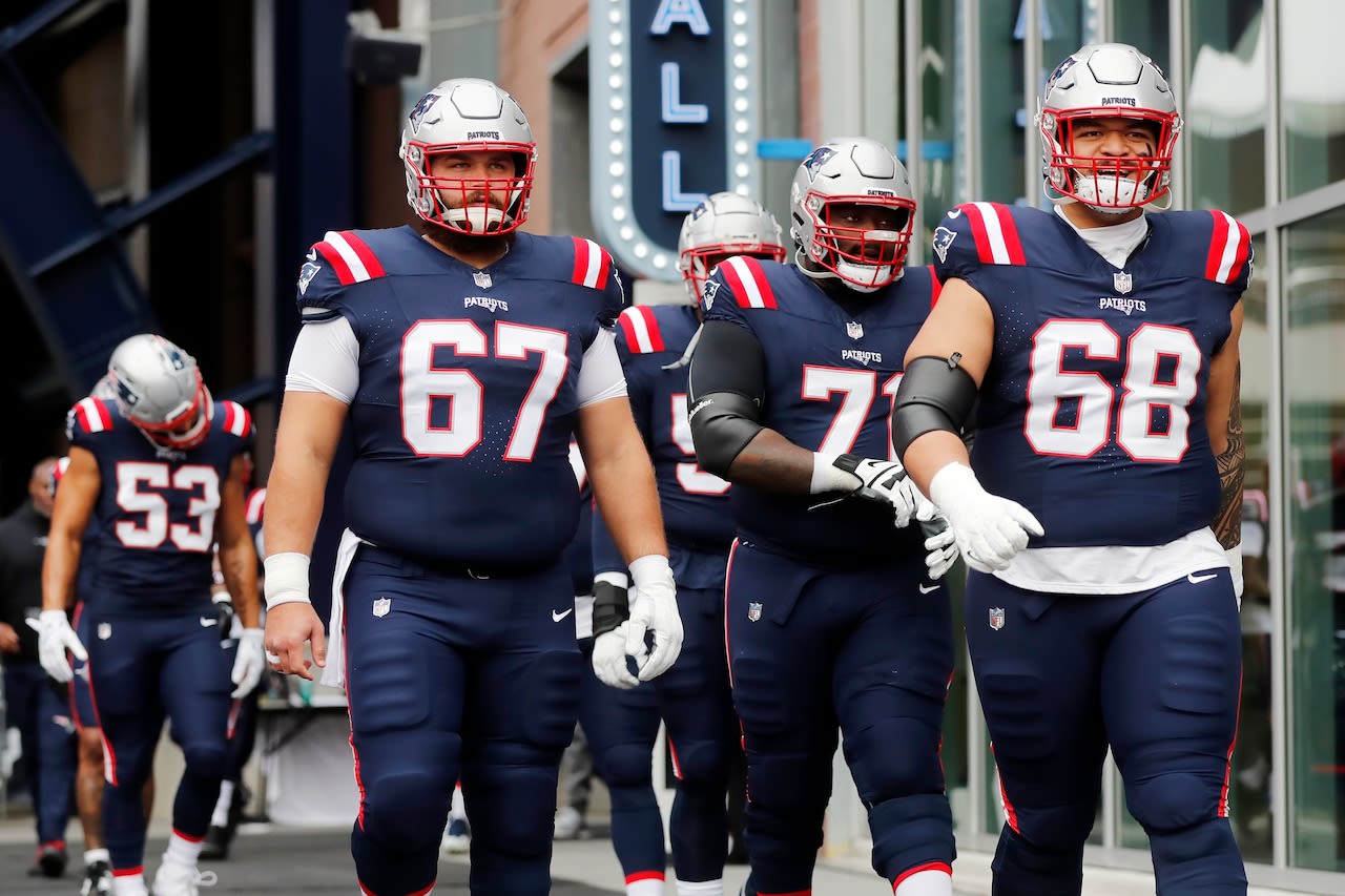 Patriots make 2 roster moves on Monday