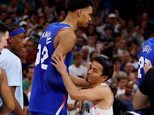 La increíble foto del jugador más bajo frente al gigante Wembanyama en la difícil victoria de Francia sobre Japón en básquet