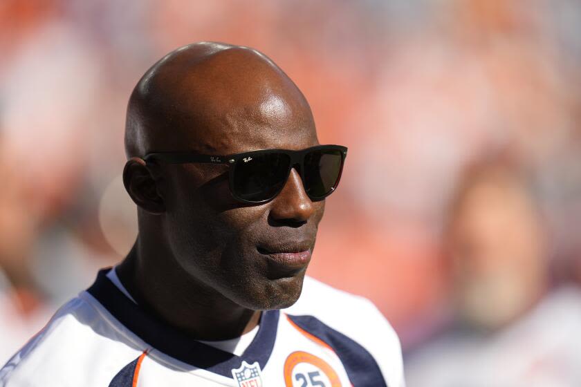 Terrell Davis's lawyer releases video of United plane handcuffing incident, announces lawsuit plans