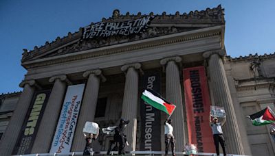 紐約親巴抗議者占領布魯克林博物館 與警衝突