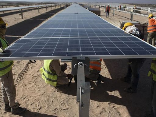 Argentina retira las placas solares instaladas en territorio chileno tras las quejas de Boric