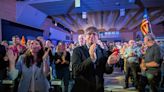 Mossos fuera de servicio protegen a Puigdemont en su campaña electoral en Francia