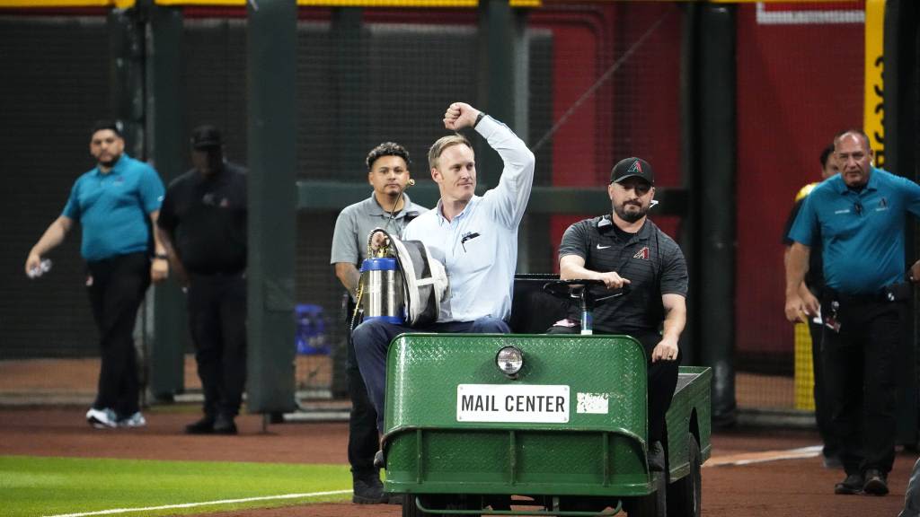 The beekeeper who saved Dodgers-Diamondbacks from a colony of bees got to throw out the first pitch