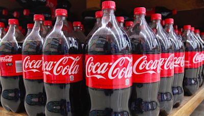 ¿Por qué la Coca-Cola es de color negro?: el dato clave que revela esta incógnita