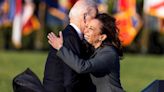 Biden no tira la toalla en su carrera por la reelección mientras Kamala Harris se convierte en el centro de atención