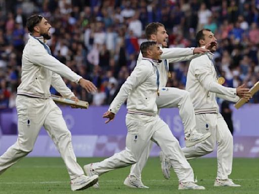 JO de Paris 2024 (rugby à 7): la drôle de danse de Dupont et des Bleus pour célébrer leur médaille d'or