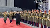 Kim Jong Un preside un gran desfile del ejército norcoreano