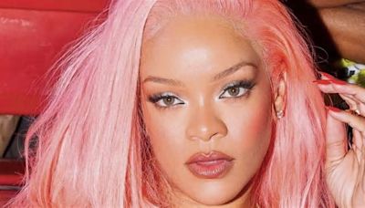 Rihanna con i capelli rosa: per la primavera sceglie l’effetto bubble-gum