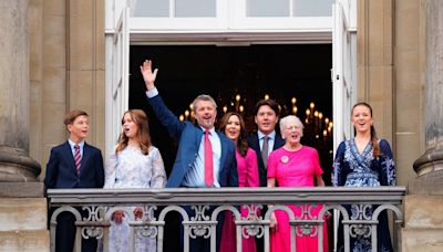 König Frederik und Familie zeigen sich auf Palastbalkon