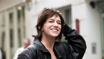 Charlotte Gainsbourg dévoile son jeu de jambes dans un mini trench à un prix démentiel