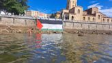 Una gran pancarta en la playa de Gijón por Palestina