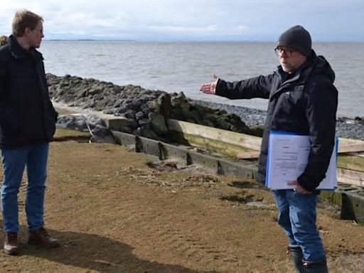 Matthias Deicke mit Daniel Günther vor der Stüpe, die mit Brettern verschlossen ist.Foto: Till Zimmermann