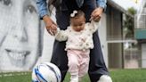 Filha de Neymar veste macacão milionário em visita a instituto do pai