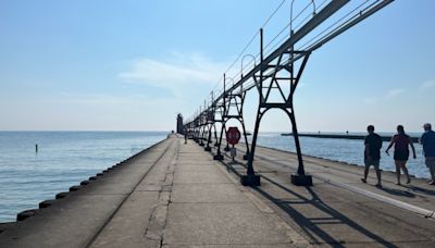 Lake Michigan water level drops as warm, dry pattern carries on