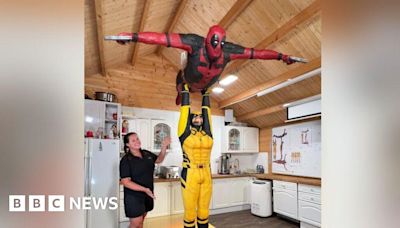 Ryan Reynolds reacts to lifesize Deadpool and Wolverine cake