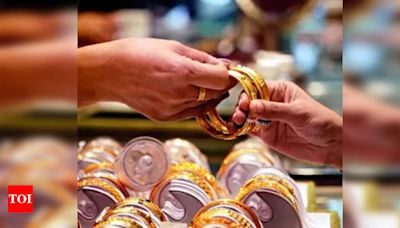 Gold cheaper by Rs 4,000 in a day, bad news for smugglers - Times of India