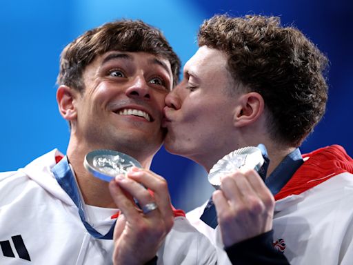 Juegos Olímpicos 2024: Tom Daley, un emblemático clavadista británico, logró la medalla de plata, pero su lucha gana en otros ámbitos