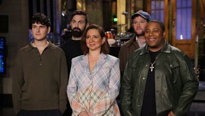 Maya Rudolph embraces ‘mother’ status on ‘Saturday Night Live,’ while Vampire Weekend performs - The Boston Globe
