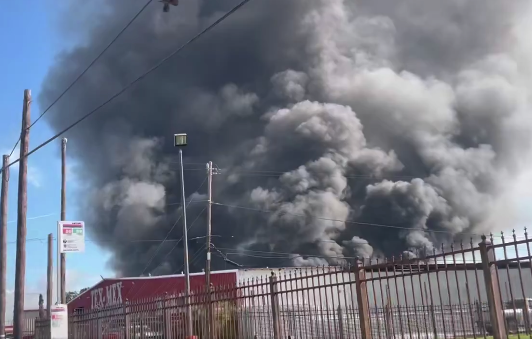 2 injured in massive Houston flea market fire