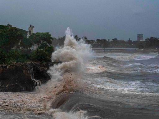 Hurricane Beryl heads towards Mexico as Royal Navy sends aid and King offers support