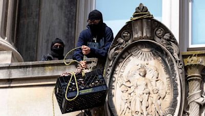 Large numbers of New York City police officers begin entering Columbia University campus