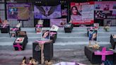 Madres víctimas de feminicidio y desaparición resisten en plantón en el sur de México.