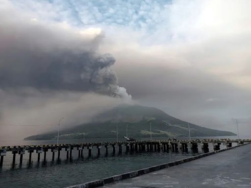 影／印尼火山噴發疏散逾萬人！恐有海嘯風險