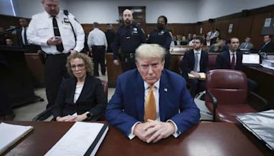 Mike Johnson acompaña a Trump al tribunal de Nueva York, mostrando apoyo republicano en el caso Stormy Daniels
