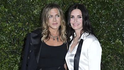 Jennifer Aniston reunites with Courteney Cox for impromptu night-out