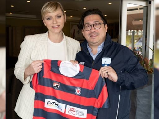 La princesa Charlene de Mónaco recibió la camiseta de Cha Roga