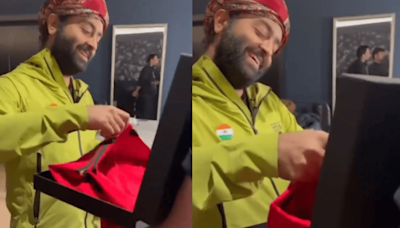 Video: Arijit Singh Gives Priceless Reaction On Receiving Signed Jersey From Manchester United’s Mason Mount Before Concert