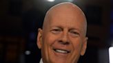 Bruce Willis es captado con su esposa Emma Heming, a tres meses de revelar que padece afasia