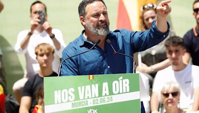 Abascal acusa a Feijóo de plantear una eventual moción de censura por estar en campaña y "no poder hablar de Europa"